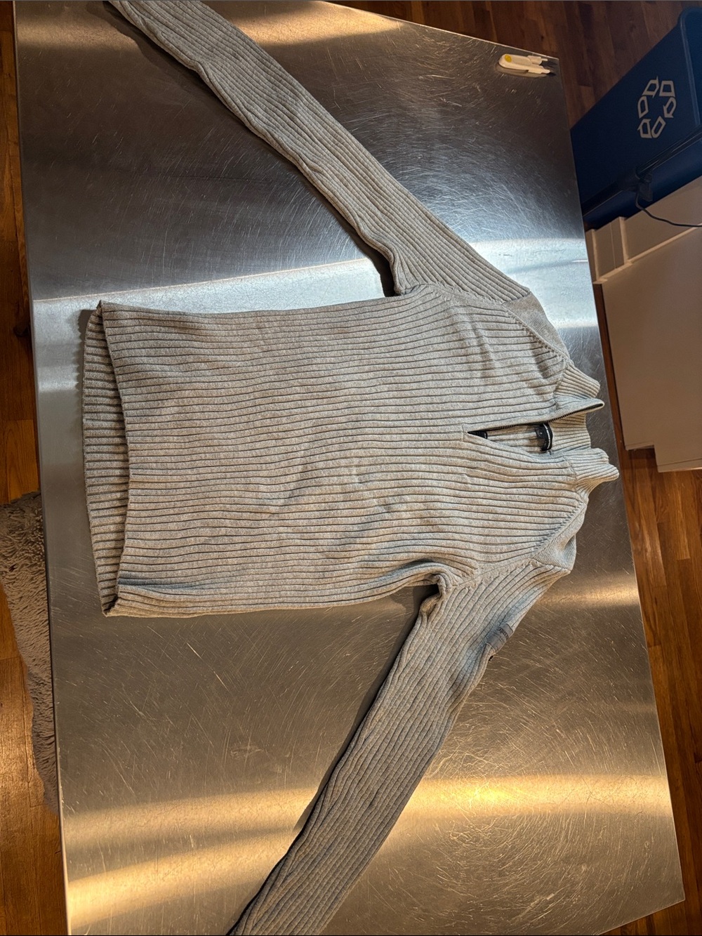 Express Men's Ribbed V-Neck Sweater in Light Gray